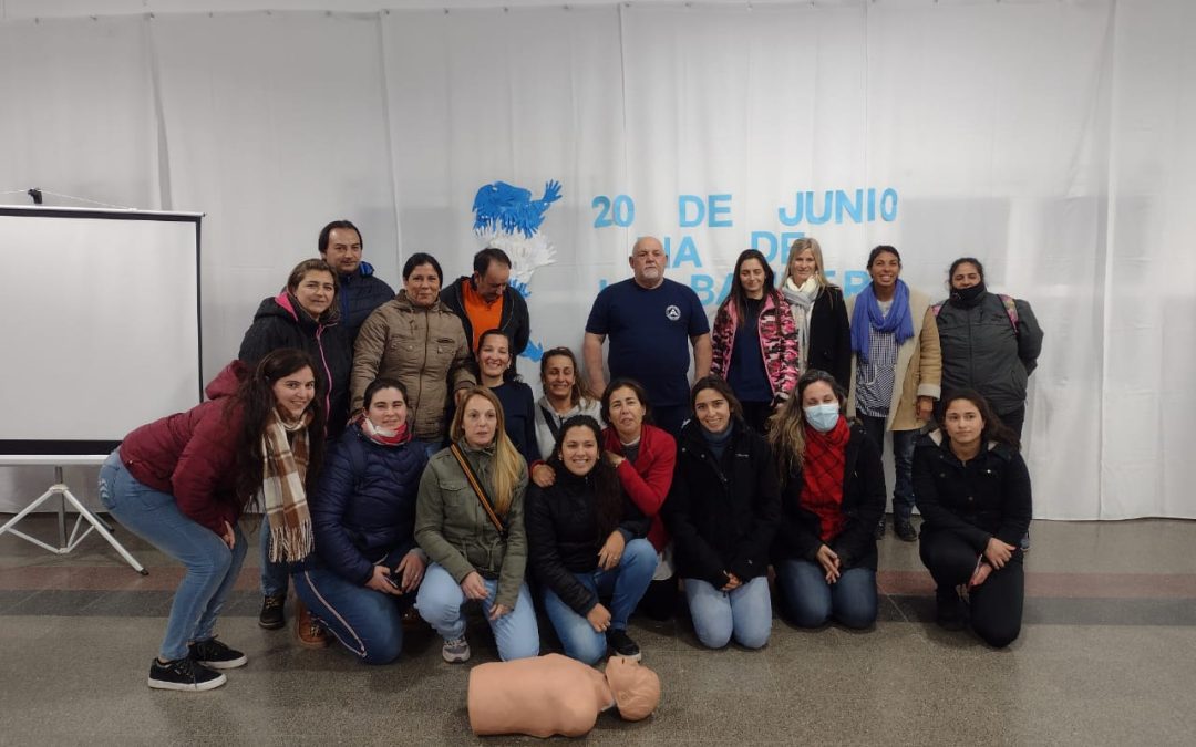ALUMNOS/AS, DOCENTES Y FAMILIAS DE LAS ESCUELAS N°501 Y 502 TUVIERON UN TALLER DE PRIMEROS AUXILIOS CON TÉCNICAS DE RCP