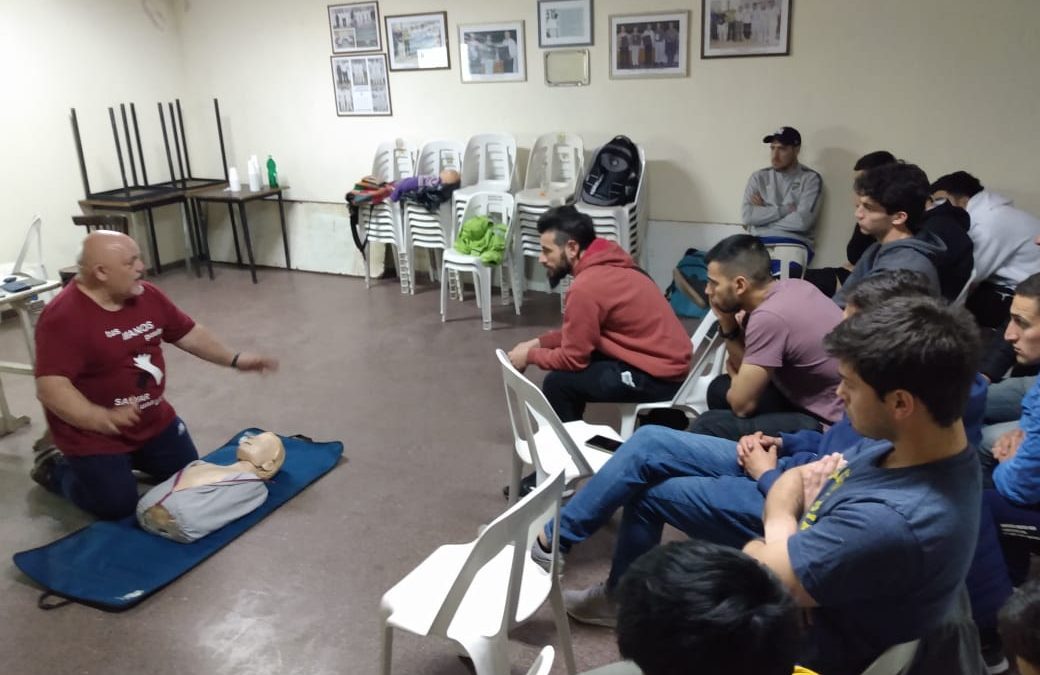 DEFENSA CIVIL MUNICIPAL DIO UN TALLER DE PRIMEROS AUXILIOS CON TÉCNICAS DE RCP A JUGADORES Y CUERPO TÉCNICO DEL CLUB BARRIO ALEGRE