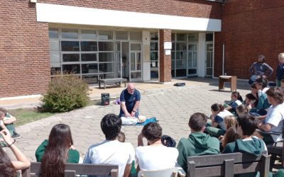 DEFENSA CIVIL DIO UN TALLER DE PRIMEROS AUXILIOS Y RCP PARA ESTUDIANTES DE NIVEL SECUNDARIO DEL COLEGIO LOS MÉDANOS