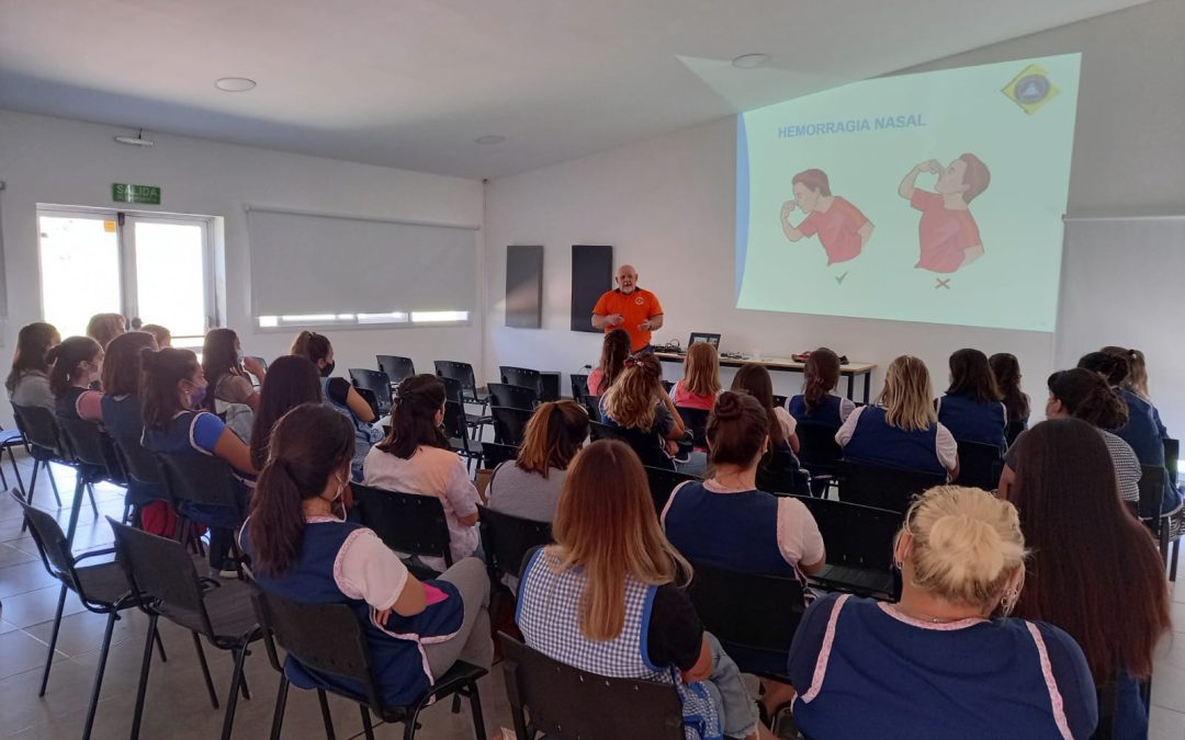 EL PERSONAL DE LOS JARDINES MATERNALES DE TRENQUE LAUQUEN RECIBIÓ DE DEFENSA CIVIL UNA CAPACITACIÓN SOBRE RCP Y PRIMEROS AUXILIOS