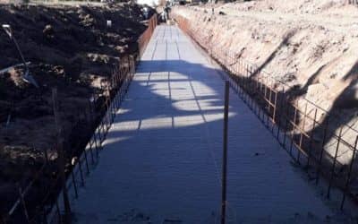 LA OBRA DE DESAGÜE PLUVIAL EN EL BARRIO 29 AVANZA CON EL LLENADO DE HORMIGÓN EN LA BASE DEL CANAL Y ALCANTARILLADO