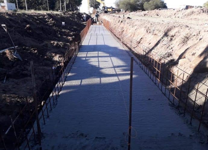 LA OBRA DE DESAGÜE PLUVIAL EN EL BARRIO 29 AVANZA CON EL LLENADO DE HORMIGÓN EN LA BASE DEL CANAL Y ALCANTARILLADO