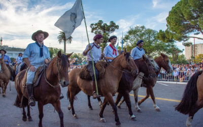 LAS AGRUPACIONES TRADICIONALISTAS SE LUCIERON EN EL CIERRE DEL DESFILE DEL 150º ANIVERSARIO