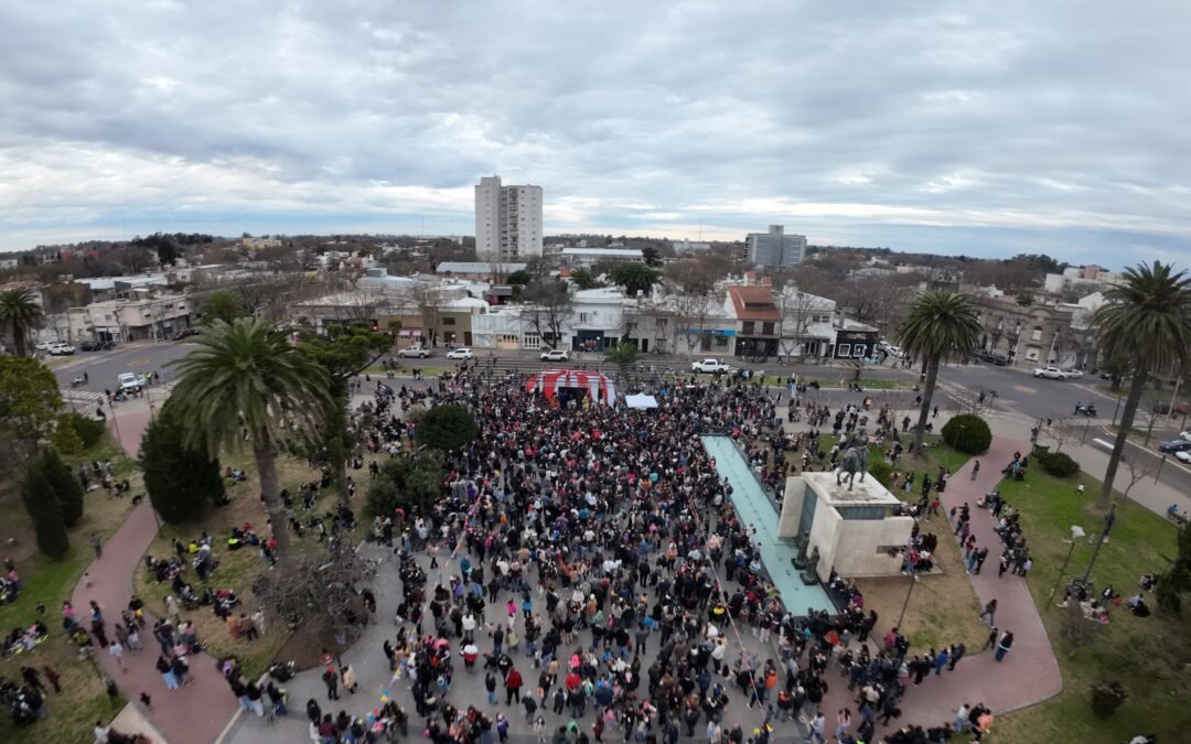 UNA MULTITUD CELEBRÓ EL DÍA DE LA NIÑEZ EN PLAZA SAN MARTÍN CON JUEGOS, ESPECTÁCULOS Y MUCHA ALEGRÍA
