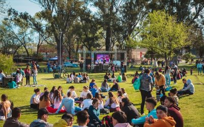 EL PARQUE VILLEGAS SE COLMÓ DE JÓVENES ESTUDIANTES Y MUCHAS FAMILIAS PARA FESTEJAR EL DÍA DE LA PRIMAVERA: HUBO MÚSICA, SORTEOS Y PATIO DE COMIDAS