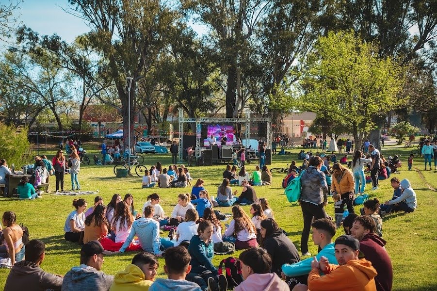 EL PARQUE VILLEGAS SE COLMÓ DE JÓVENES ESTUDIANTES Y MUCHAS FAMILIAS PARA FESTEJAR EL DÍA DE LA PRIMAVERA: HUBO MÚSICA, SORTEOS Y PATIO DE COMIDAS