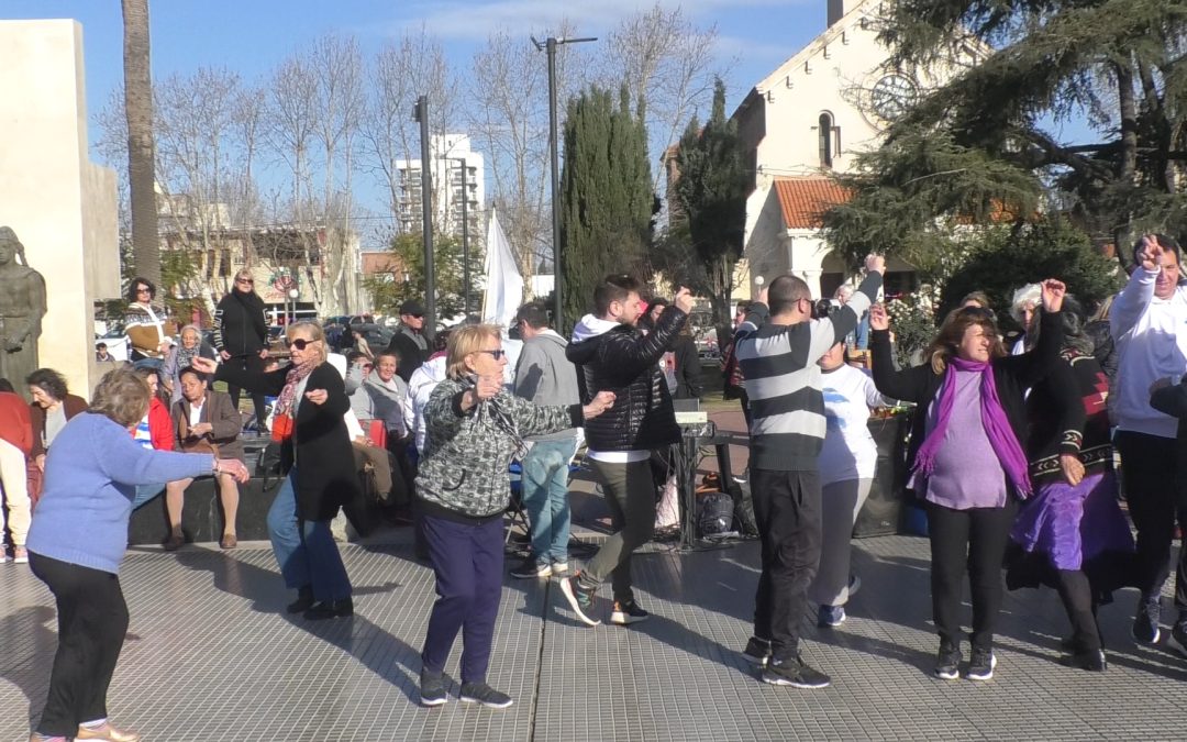 EL DÍA INTERNACIONAL DEL FOLCLORE TUVO «SENTIR ARGENTINO», EN UNA LINDA TARDE Y A PURO BAILE EN LA PLAZA SAN MARTÍN
