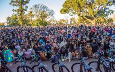 UNA MULTITUD CELEBRÓ EL DÍA DE LA NIÑEZ EN PLAZA SAN MARTÍN CON JUEGOS, ESPECTÁCULOS Y MUCHAS SORPRESAS