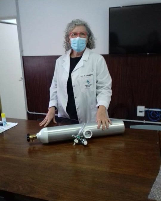 EL HOSPITAL ORELLANA RECIBIÓ UN TUBO DE OXÍGENO ULTRALIVIANO CON REGULADOR: FUE ADQUIRIDO POR DAMAS ROSADAS CON EL APORTE DE UNA VECINA