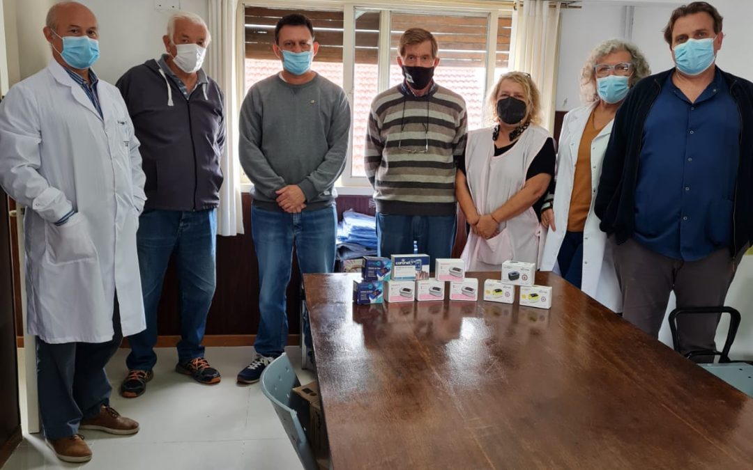DAMAS ROSADAS Y AUTORIDADES DE SALUD AGRADECEN AL CLUB DE LEONES LA DONACIÓN DE OXÍMETROS PARA EL HOSPITAL MUNICIPAL