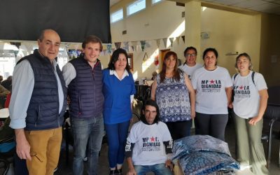 DONACIÓN DE ESTUCHES PARA LENTES, CHALINAS Y CAJAS DE VERDURAS PARA EL HOGAR GERIÁTRICO MARCELO T. CASTELLA