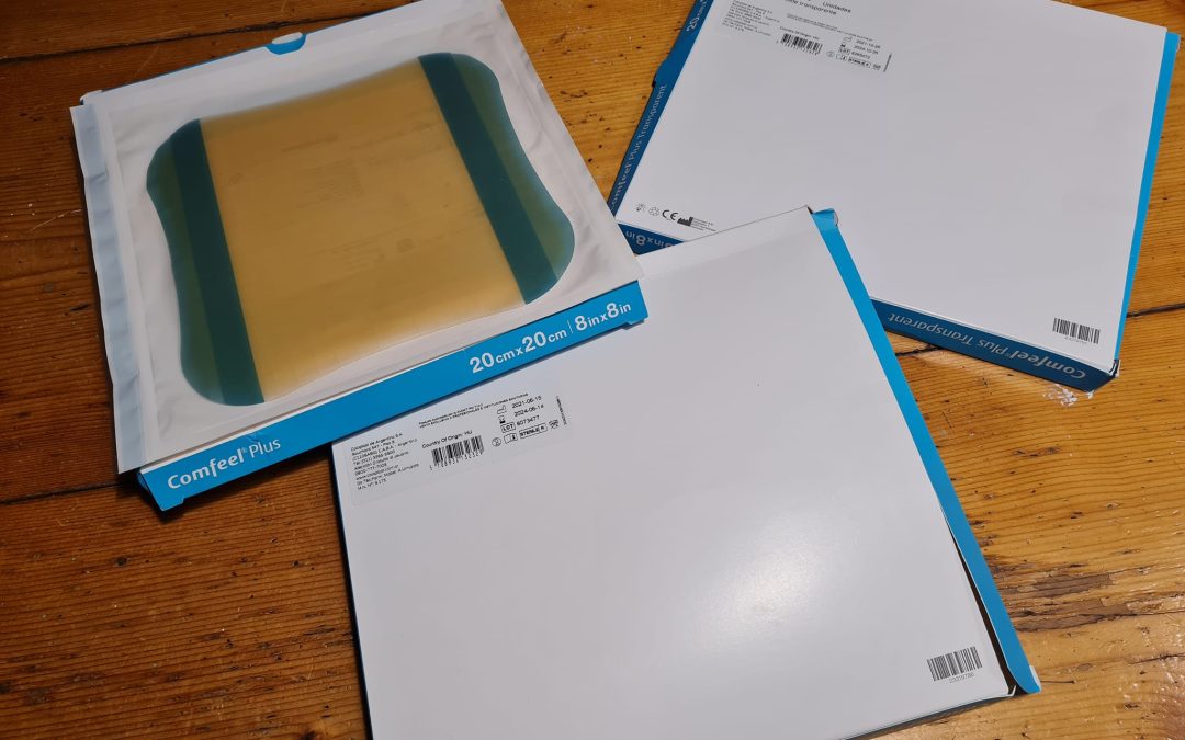 OTRA DONACIÓN DE UNA VECINA PARA EL HOSPITAL MUNICIPAL A TRAVÉS DE LAS DAMAS ROSADAS: CAJAS DE APÓSITOS HIDROCOLOIDE PARA TERAPIA PEDIÁTRICA