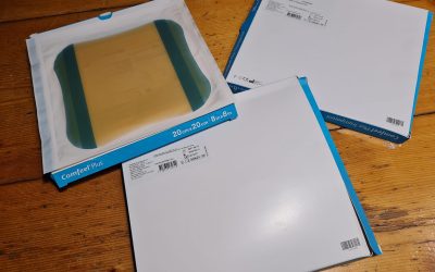 OTRA DONACIÓN DE UNA VECINA PARA EL HOSPITAL MUNICIPAL A TRAVÉS DE LAS DAMAS ROSADAS: CAJAS DE APÓSITOS HIDROCOLOIDE PARA TERAPIA PEDIÁTRICA