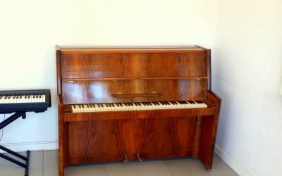 LA ESCUELA MUNICIPAL DE MÚSICA RECIBIÓ UN MINI PIANO ACÚSTICO QUE FUE DONADO POR ALEJANDRO Y CLAUDIA LARROUDÉ