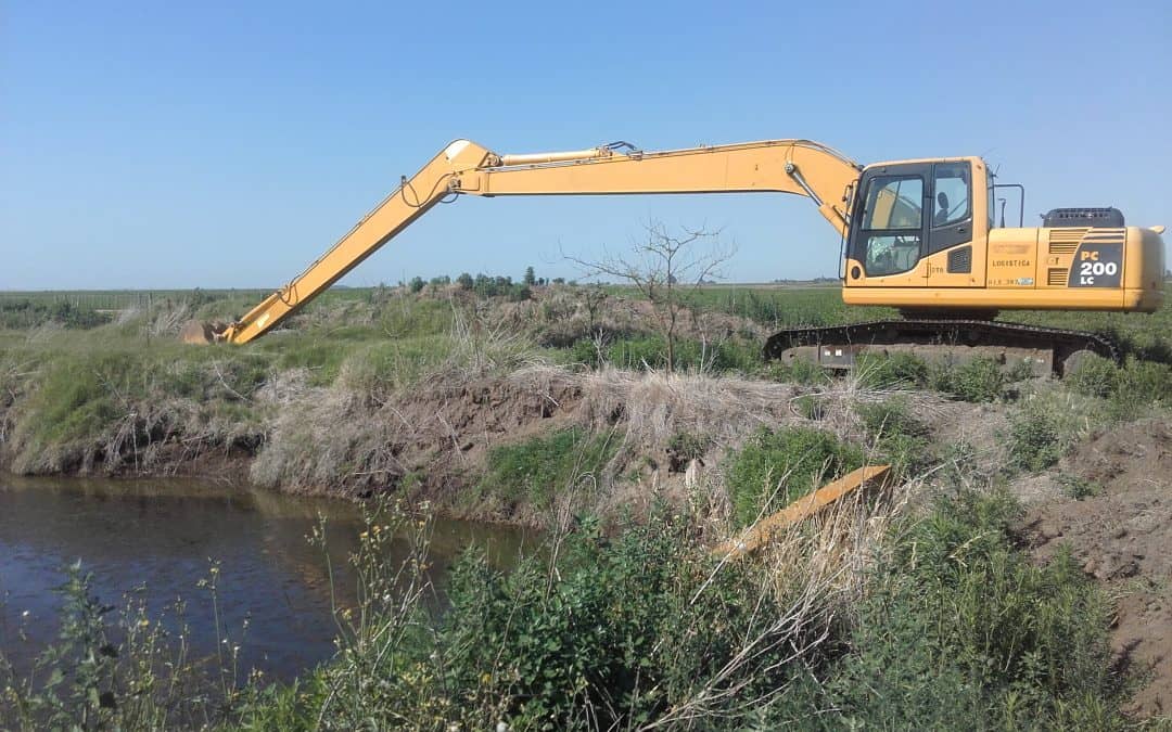 Una máquina de la provincia realiza la limpieza de los desagües de Berutti