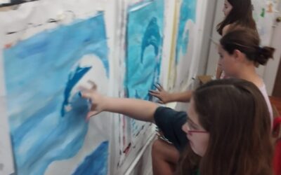 CONTINÚAN LOS TALLERES EN LA ESCUELA DE MURALISMO MUNICIPAL Y LOS ALUMNOS/AS PINTAN DOS MURALES EN EL BARRIO LOS ROBLES