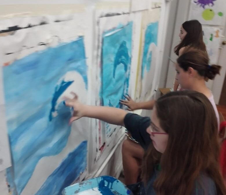 CONTINÚAN LOS TALLERES EN LA ESCUELA DE MURALISMO MUNICIPAL Y LOS ALUMNOS/AS PINTAN DOS MURALES EN EL BARRIO LOS ROBLES