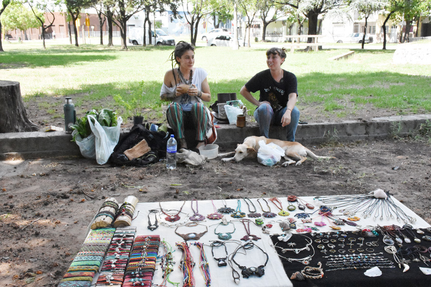 EL TRADICIONAL PASEO Y PUNTO DE ENCUENTRO DE LOS SÁBADOS: LA FERIA ECOFINES TRADICIONAL, ACOMPAÑADA POR EL PUNTO VERDE MÓVIL