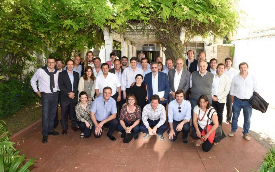 Fernández participó de un encuentro de intendentes con el Ministro de Educación