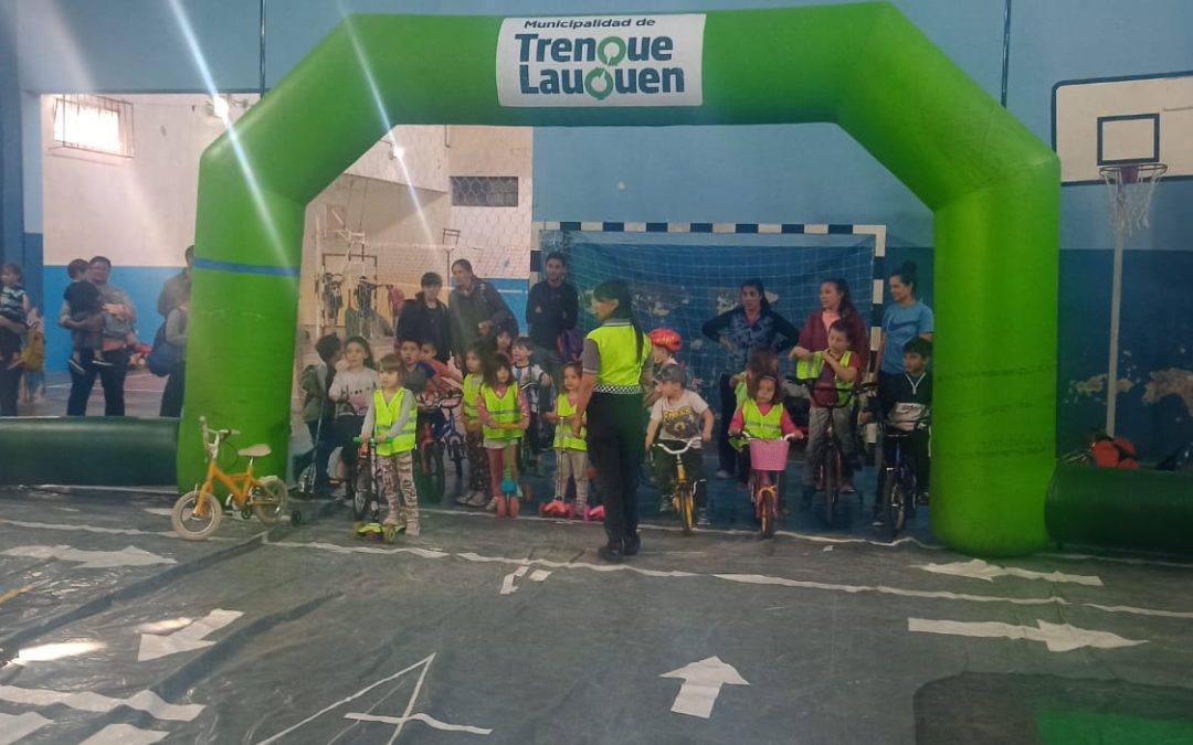 PERSONAL DEL ÁREA DE PROTECCIÓN CIUDADANA DIO UNA CHARLA DE EDUCACIÓN VIAL CON PISTA DE MANEJO A NIÑOS/AS DE 4 A 6 AÑOS Y SUS PADRES, EN EL CEF Nº 18