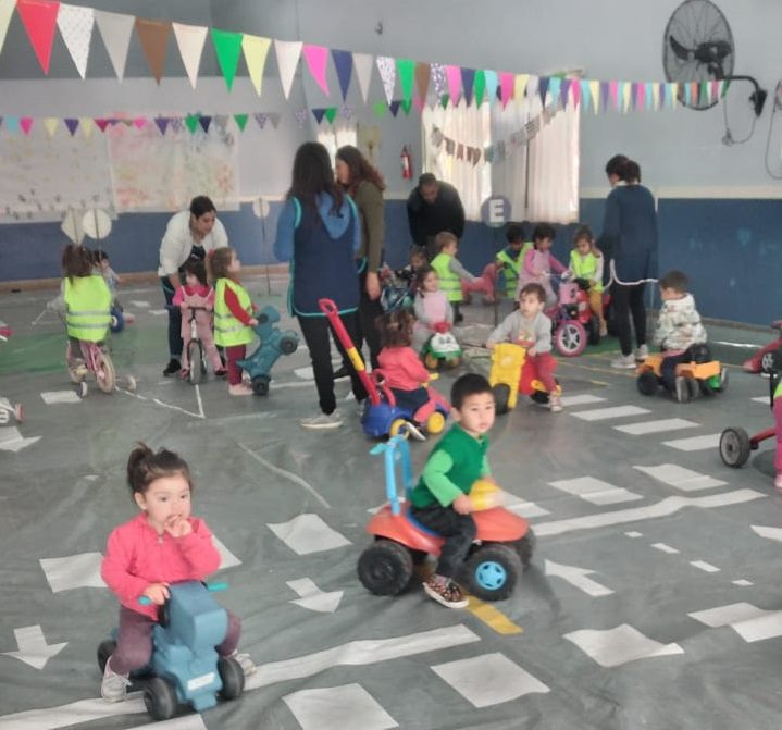 CHARLA Y APRENDIZAJE EN LA PISTA DE EDUCACIÓN VIAL PARA LOS CHICOS/AS DEL JARDÍN MATERNAL MUNICIPAL “RINCÓN DE LUZ”