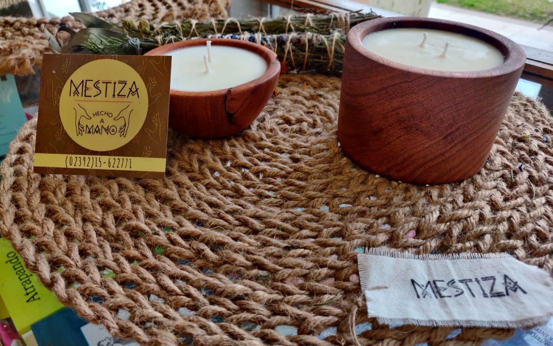 EMPRENDEDORES, ARTISTAS Y ARTESANOS LOCALES EXPONEN SUS PRODUCTOS Y CREACIONES EN LA OFICINA DE TURISMO MUNICIPAL