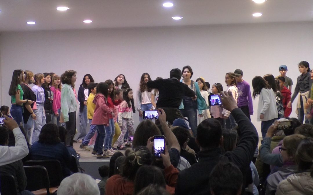 EL AUDITORIO COLMADO DE LA ESCUELA MUNICIPAL DE MÚSICA ABRIGÓ CON SU CALOR LA VUELTA DEL ENCUENTRO ANUAL DE COROS DE NIÑOS Y JÓVENES