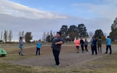 ENCUENTRO RECREATIVO DE ATLETISMO EN EL POLIDEPORTIVO, CON MUY BUENA PARTICIPACIÓN DE NIÑOS/AS, ENTREGA DE MEDALLAS Y MERIENDA COMPARTIDA