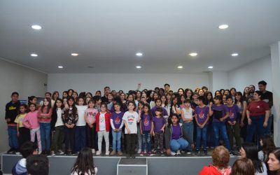 EL ENCUENTRO ANUAL DE COROS DE NIÑOS Y JÓVENES DESLUMBRÓ A UN AUDITORIO COLMADO EN LA ESCUELA MUNICIPAL DE MÚSICA