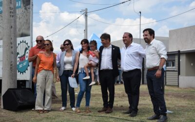 EL GOBERNADOR KICILLOF Y EL INTENDENTE RECOULAT ENTREGARON HOY (MIÉRCOLES) LAS LLAVES Y OTRAS 60 FAMILIAS DE TRENQUE LAUQUEN CUMPLEN EL SUEÑO DE LA CASA PROPIA