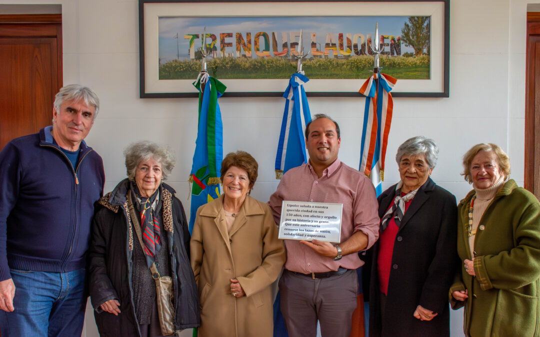 EL INTENDENTE RECIBIÓ A INTEGRANTES DE LIPOLCC: ENTREGARON UNA PLACA CONMEMORATIVA POR EL 150º ANIVERSARIO DE LA CIUDAD DE TRENQUE LAUQUEN