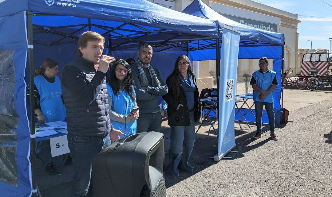 ENTREGA DE ANTEOJOS A LOS VECINOS/AS QUE RECIBIERON ATENCIÓN EN EL TREN DE DESARROLLO SOCIAL Y SANITARIO DURANTE SU VISITA A LA CIUDAD