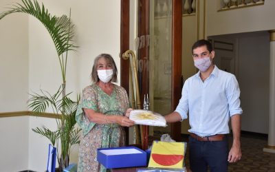 EL DIPUTADO VALENTÍN MIRANDA ENTREGÓ HOY (MIÉRCOLES) AL MUNICIPIO DOS BANDERAS DE CEREMONIA PARA EL TEATRO ESPAÑOL