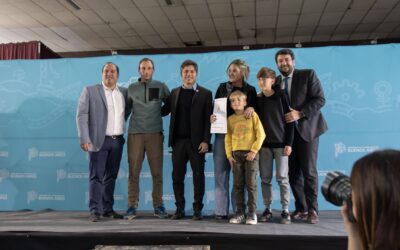 EL GOBERNADOR Y EL INTENDENTE ENTREGARON 458 ESCRITURAS A FAMILIAS DEL DISTRITO Y CONSOLIDARON EL ACCESO A LA SEGURIDAD JURÍDICA DE SUS VIVIENDAS