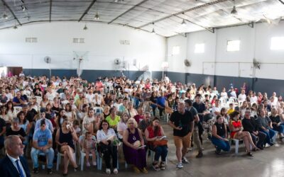 EL INTENDENTE Y EL MINISTRO DE JUSTICIA BONAERENSE ENTREGARON 400 ESCRITURAS Y LOS BENEFICIARIOS SE GARANTIZARON EL DERECHO A LA PROPIEDAD DE SU VIVIENDA