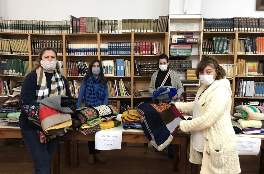 EL MUNICIPIO RECIBIÓ DE MANOS DE LA BIBLIOTECA RIVADAVIA SIETE (7) MANTAS CONFECCIONADAS POR VOLUNTARIAS DEL GRUPO “TEJIDO SOLIDARIO”