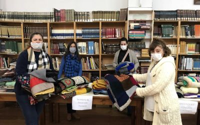 EL MUNICIPIO RECIBIÓ DE MANOS DE LA BIBLIOTECA RIVADAVIA SIETE (7) MANTAS CONFECCIONADAS POR VOLUNTARIAS DEL GRUPO “TEJIDO SOLIDARIO”