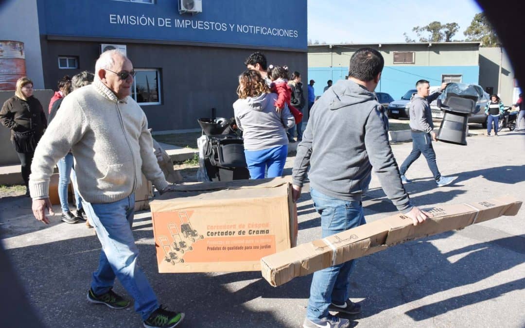 SE ENTREGARON HERRAMIENTAS Y EQUIPAMIENTO A BENEFICIARIOS DEL BANCO DE TAREAS MUNICIPAL PARA QUE AVANCEN CON SUS PROYECTOS