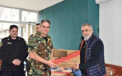 EL INTENDENTE MIGUEL FERNÁNDEZ ENCABEZÓ HOY (LUNES) UN ACTO DE ENTREGA DE MATERIALES Y MOBILIARIO A REPARTICIONES POLICIALES DEL DISTRITO