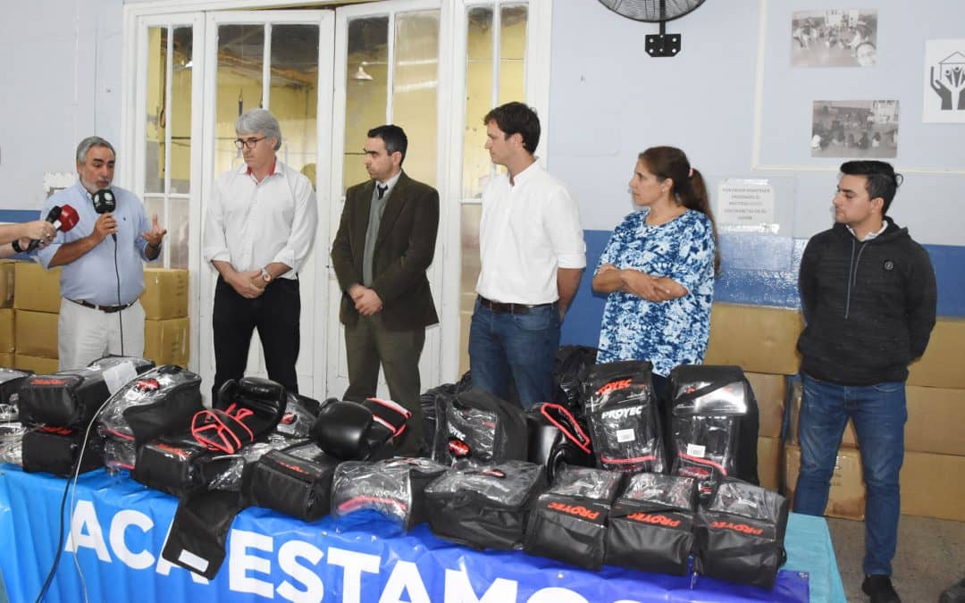 ENTREGAN MATERIAL DEPORTIVO A LAS COMISIONES DE BOXEO, DE ARTES MARCIALES Y DE VÓLEY FEMENINO Y MASCULINO
