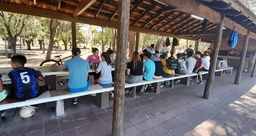 CON UNA CHORIPANEADA Y ACTIVIDADES RECREATIVAS, LOS JÓVENES DEL PROGRAMA ENVIÓN DESPIDIERON EL AÑO