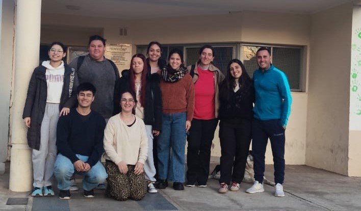 LOS JÓVENES Y EQUIPO DE TRABAJO DEL PROGRAMA ENVIÓN RECIBIERON LA VISITA DE ESTUDIANTES Y DOCENTES DEL ISFD Nº 40