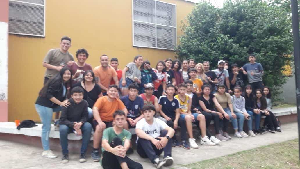JÓVENES DEL PROGRAMA ENVIÓN DE BERUTI VISITARON A SUS PARES DE TRENQUE LAUQUEN: RECORRIERON LA SEDE Y COMPARTIERON VARIAS ACTIVIDADES RECREATIVAS