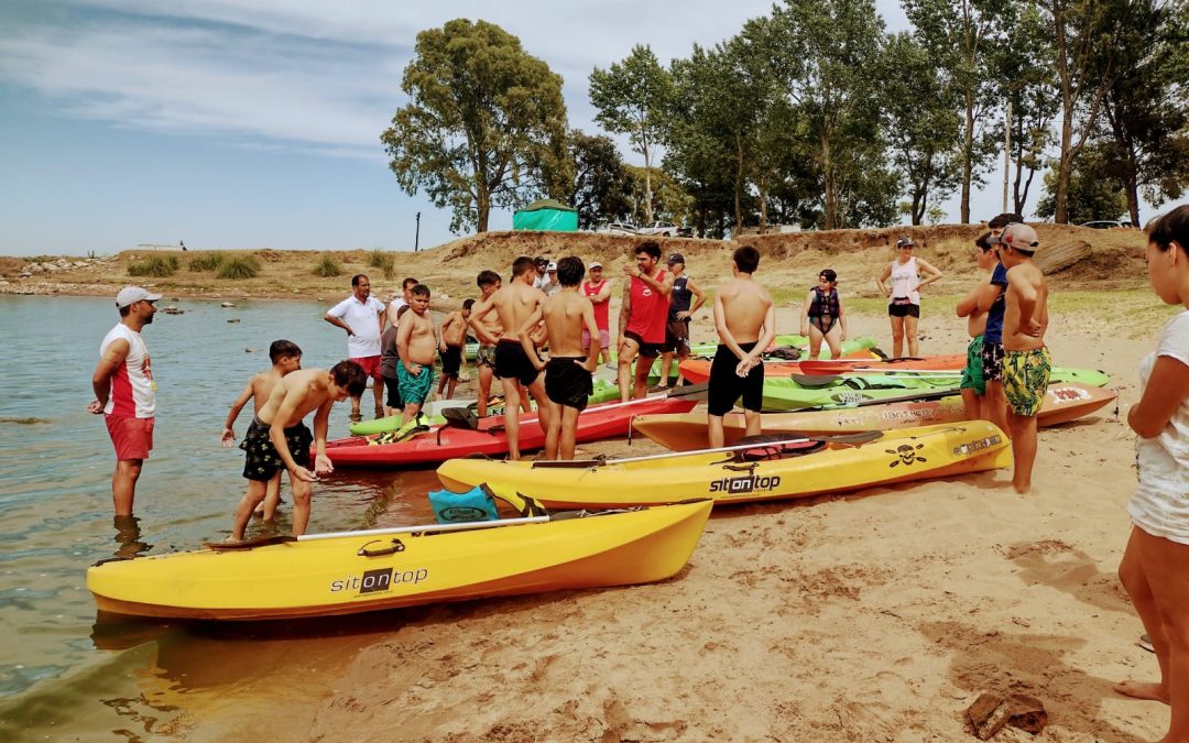 LOS JÓVENES DEL PROGRAMA ENVIÓN DE BERUTI DISFRUTARON DE LA LAGUNA, LA ACTIVIDAD DEL KAYAK CON «JUGO DE CANOA» Y UN ALMUERZO COMPARTIDO, EN EL COMPLEJO LA LOMA ALTA