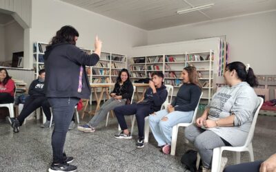 JÓVENES DEL ESPACIO ENVIÓN BERUTI PARTICIPARON DE UN TALLER DE LENGUA DE SEÑAS ARGENTINA, A CARGO DE NOELIA CAPUTTO