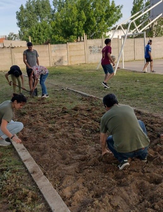 PROGRAMA ENVIÓN TRENQUE LAUQUEN: TRABAJAN EN UNA CANCHA DE TEJO EN LA PLAZOLETA WLADIMIRO ACOSTA