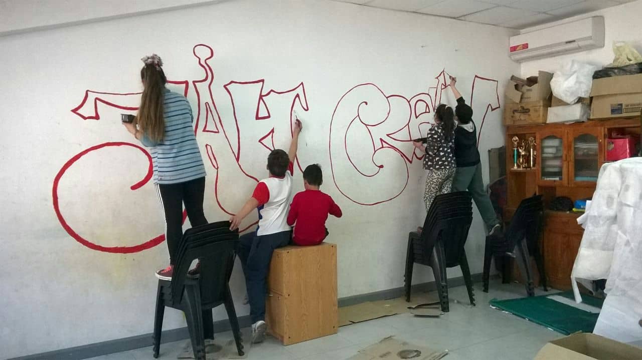 Envión cumple 6 años y los chicos pintan la sede