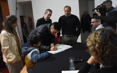 SE REALIZÓ LA FIRMA DE ESCRITURAS EN EL CENTRO CÍVICO, UN TRABAJO CONJUNTO ENTRE EL MUNICIPIO Y LA ESCRIBANÍA GENERAL DE GOBIERNO