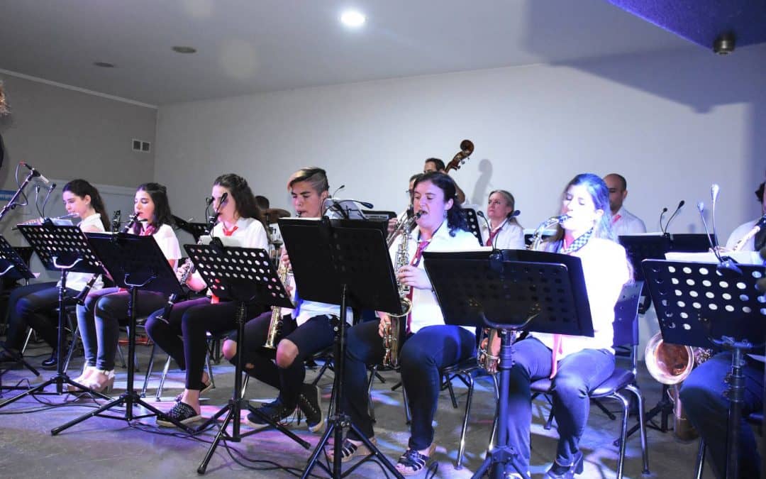 LA BIG BAND Y LOS ENSAMBLES DE BRONCES Y FLAUTAS INAUGURARON EL CICLO DE MUESTRAS DE FIN DE AÑO DE LA ESCUELA MUNICIPAL DE MÚSICA