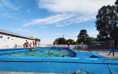 BERUTI: JÓVENES DEL ESPACIO ENVIÓN ASISTEN A UN TALLER DE NATACIÓN EN LA PILETA DEL CLUB GIAT Y EL CIERRE DE LAS ACTIVIDADES DE ENERO SERÁ EL PRÓXIMO JUEVES (26)